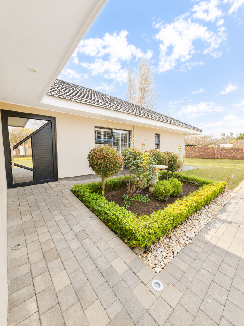 5 Bedroom Property for Sale in Flamwood North West